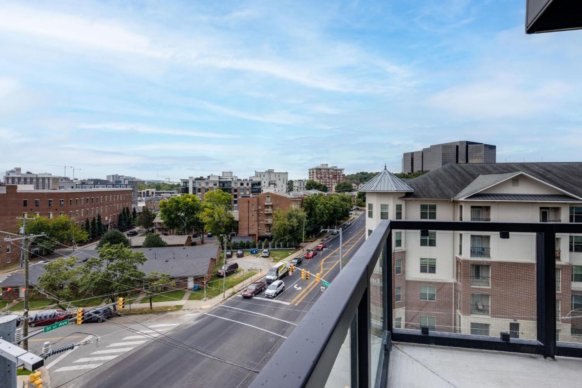 Elegant Corner Penthouse With Private Balcony, Skyline Views, Pool, And Gym Apartment Nashville Bagian luar foto