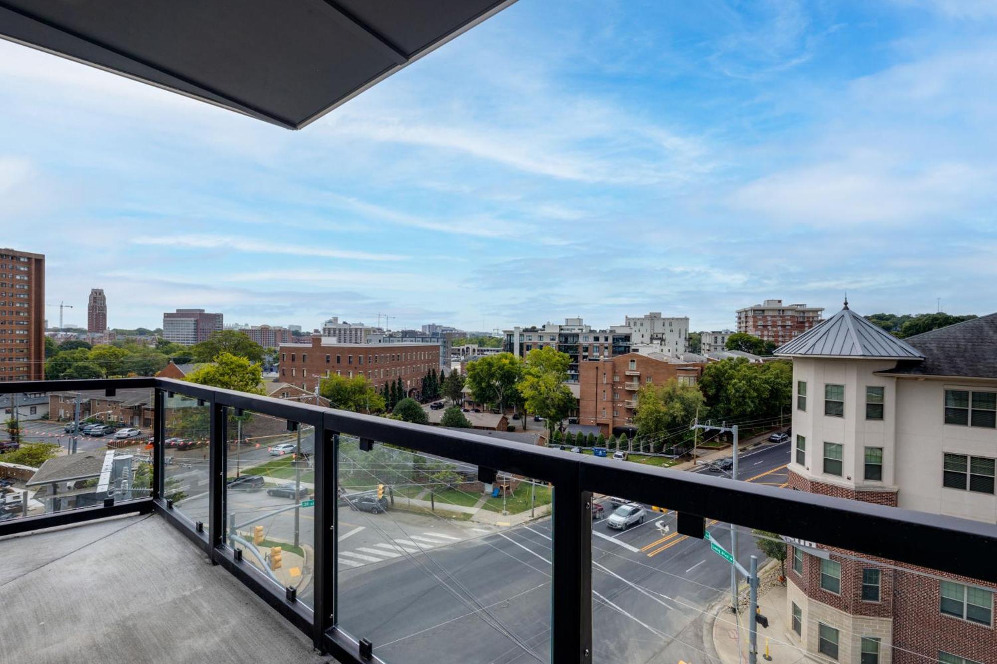 Elegant Corner Penthouse With Private Balcony, Skyline Views, Pool, And Gym Apartment Nashville Bagian luar foto